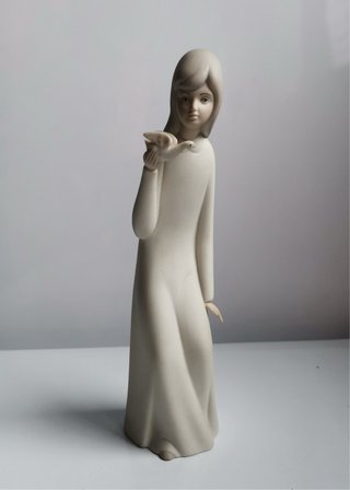 Figura porcelana niña con paloma