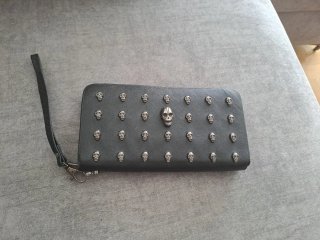 Cartera Negra con Calaveras Plateadas