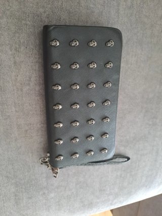 Cartera Negra con Calaveras Plateadas