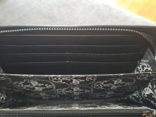 Cartera Negra con Calaveras Plateadas