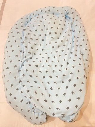 Nido para bebé con estrellas.