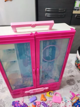 Armadio Barbie con accessori