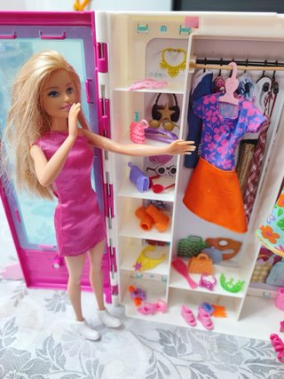 Armadio Barbie con accessori
