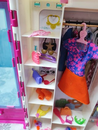 Armadio Barbie con accessori