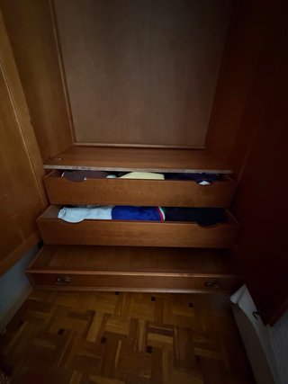 Armario grande de madera para dormitorio.