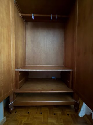 Armario grande de madera para dormitorio.