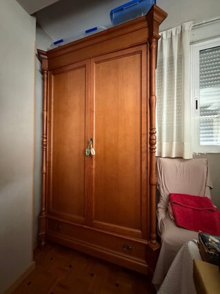 Armario grande de madera para dormitorio.