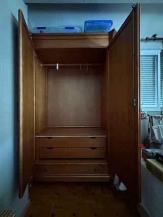 Armario grande de madera para dormitorio.
