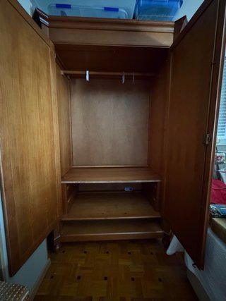 Armario grande de madera para dormitorio.
