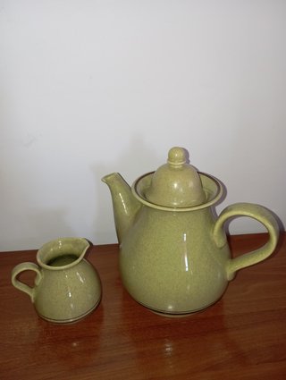Cafetera y lechera de porcelana verde