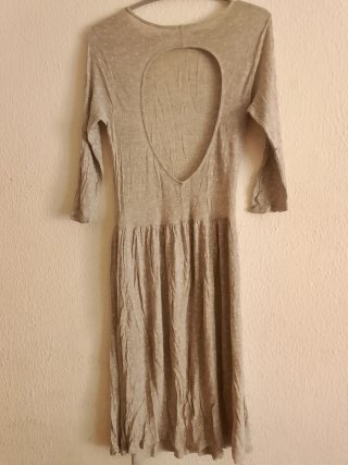Vestido gris con abertura en espalda