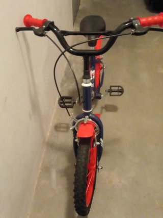 Bicicleta infantil azul y roja