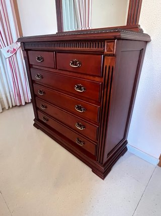 Cómoda de madera con espejo
