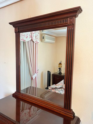 Cómoda de madera con espejo
