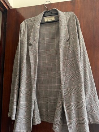 Americana Stradivarius cuadros gris y rosa