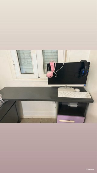 Cama de 90, escritorio con cajones y estante