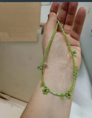 Collana con fiori e foglie verdi