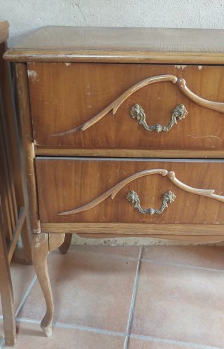 Tocador antiguo de madera con patas torneadas