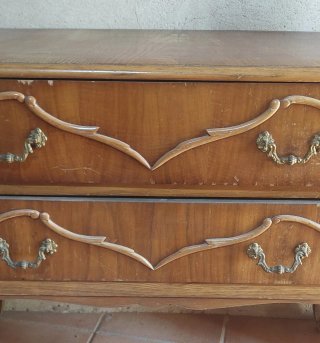 Tocador antiguo de madera con patas torneadas