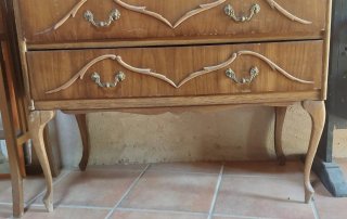 Tocador antiguo de madera con patas torneadas