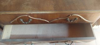Tocador antiguo de madera con patas torneadas