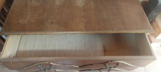 Tocador antiguo de madera con patas torneadas