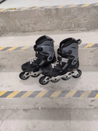 Patines en línea negros y grises
