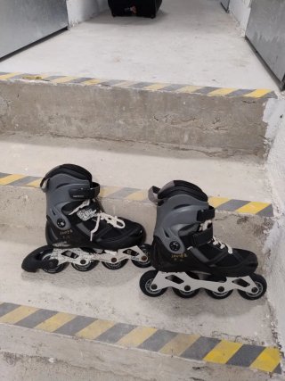 Patines en línea negros y grises