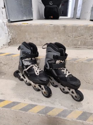 Patines en línea negros y grises