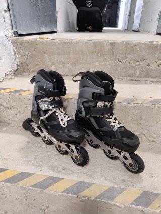 Patines en línea negros y grises