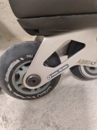 Patines en línea negros y grises