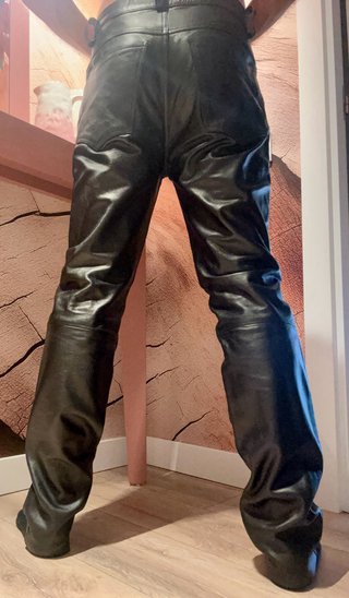 Pantalón de Cuero Negro.