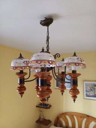 Lámpara de techo vintage madera y cerámica.