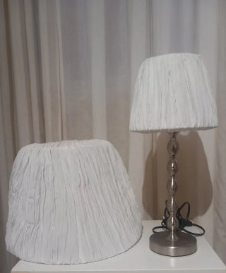 Lámpara de mesa y tulipa blanca