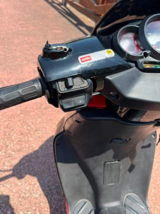 Aprilia SR50 Scooter Negra/Roja
