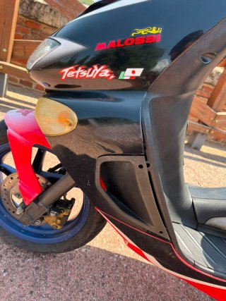 Aprilia SR50 Scooter Negra/Roja