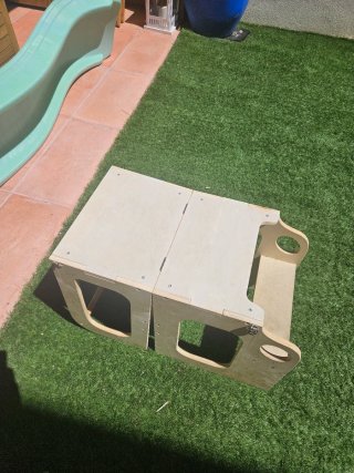 Trona convertible en mesa de actividades