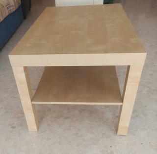 Mesa de centro de melamina ligera.