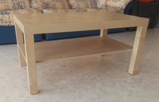 Mesa de centro de melamina ligera.