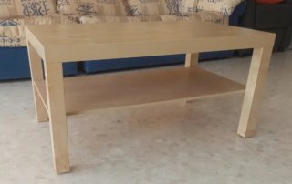 Mesa de centro de melamina ligera.