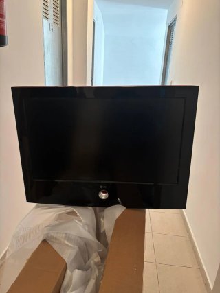 TELEVISION LG NEGRA Y ROJA DE 32 PULGADAS MODERNA