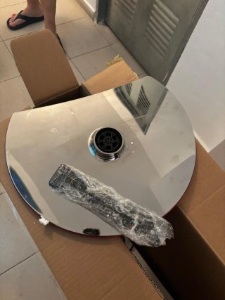 TELEVISION LG NEGRA Y ROJA DE 32 PULGADAS MODERNA