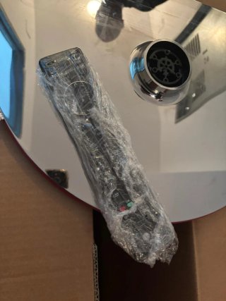TELEVISION LG NEGRA Y ROJA DE 32 PULGADAS MODERNA