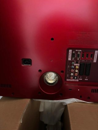 TELEVISION LG NEGRA Y ROJA DE 32 PULGADAS MODERNA