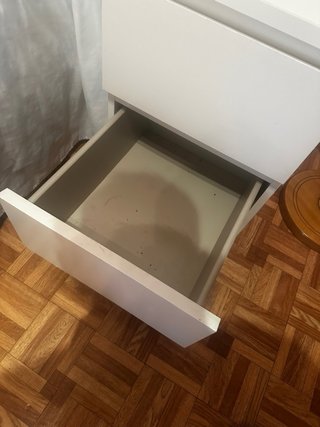 Mesita de noche blanca