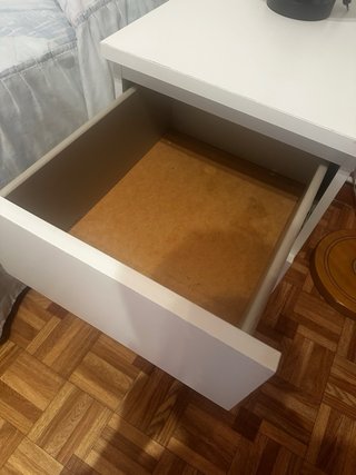 Mesita de noche blanca