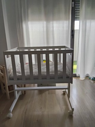 Cuna de bebé blanca
