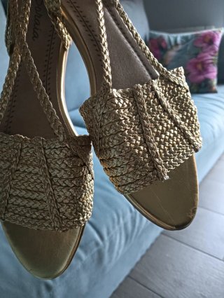 Sandalias doradas trenzadas