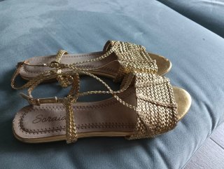 Sandalias doradas trenzadas