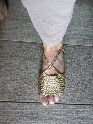 Sandalias doradas trenzadas